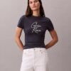 Camiseta ajustada con gráfico del logotipo en relieve Camiseta ajustada con gráfico del logotipo en relieve
