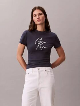 Camiseta ajustada con gráfico del logotipo en relieve