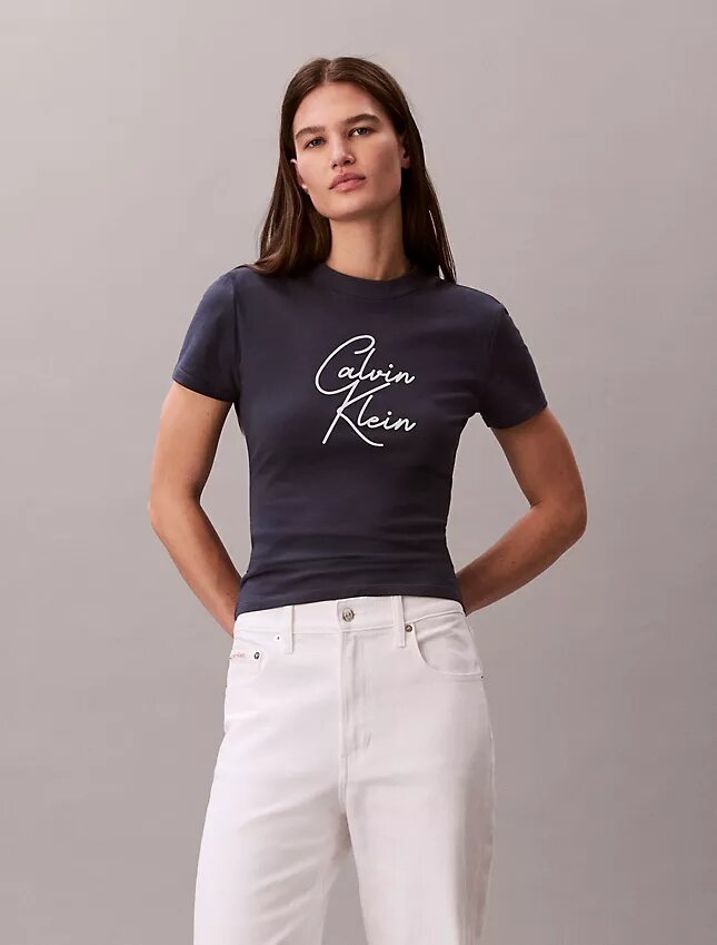 Camiseta ajustada con gráfico del logotipo en relieve Camiseta ajustada con gráfico del logotipo en relieve