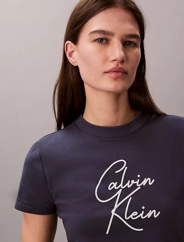 Camiseta ajustada con gráfico del logotipo en relieve Camiseta ajustada con gráfico del logotipo en relieve