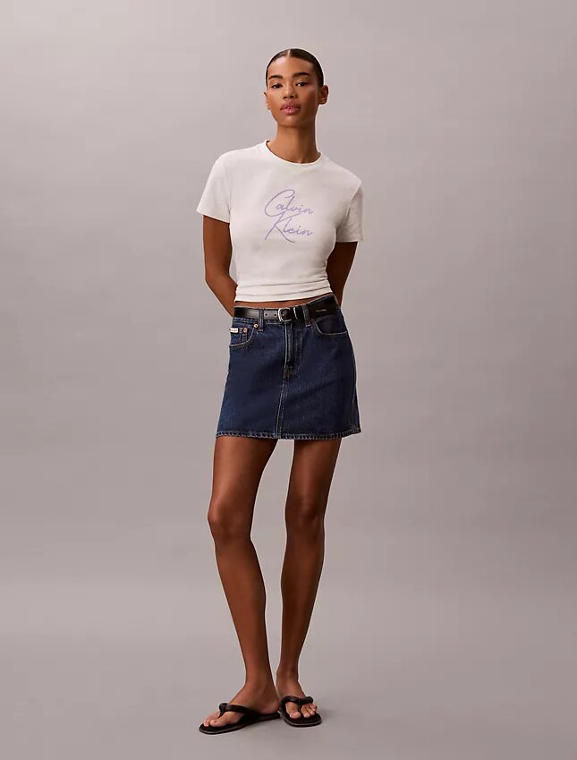 Camiseta ajustada con gráfico del logotipo en relieve Camiseta ajustada con gráfico del logotipo en relieve