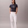 Camiseta ajustada con gráfico del logotipo en relieve Camiseta ajustada con gráfico del logotipo en relieve