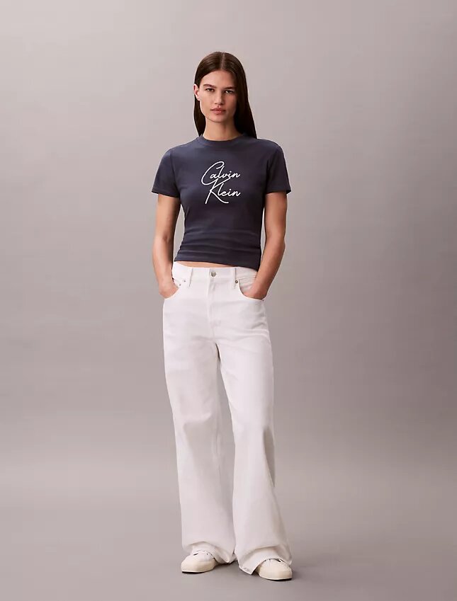 Camiseta ajustada con gráfico del logotipo en relieve Camiseta ajustada con gráfico del logotipo en relieve