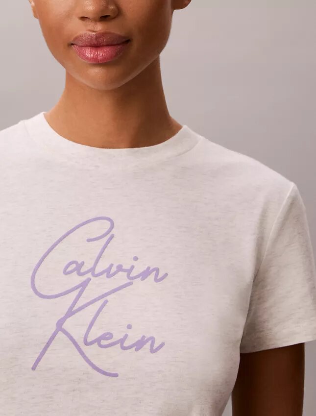 Camiseta ajustada con gráfico del logotipo en relieve Camiseta ajustada con gráfico del logotipo en relieve