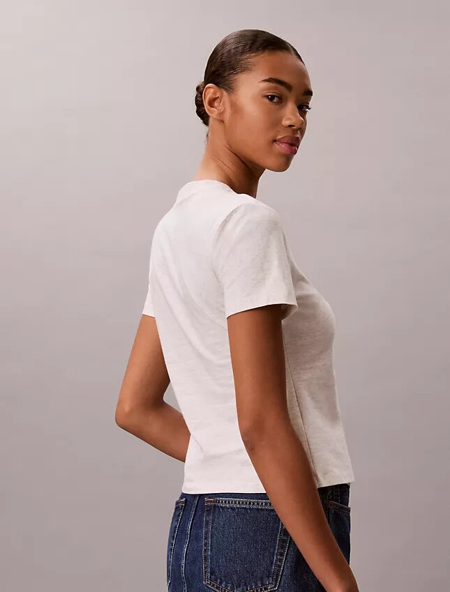 Camiseta ajustada con gráfico del logotipo en relieve Camiseta ajustada con gráfico del logotipo en relieve