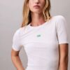 Camiseta ajustada con gráfico del logotipo Monogram en Modal elástico Camiseta ajustada con gráfico del logotipo Monogram en Modal elástico