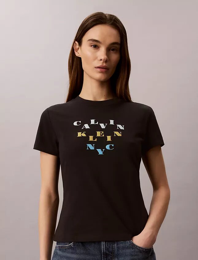 Camiseta ajustada con logo en capas Camiseta ajustada con logo en capas
