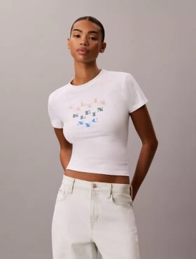 Camiseta ajustada con logo en capas