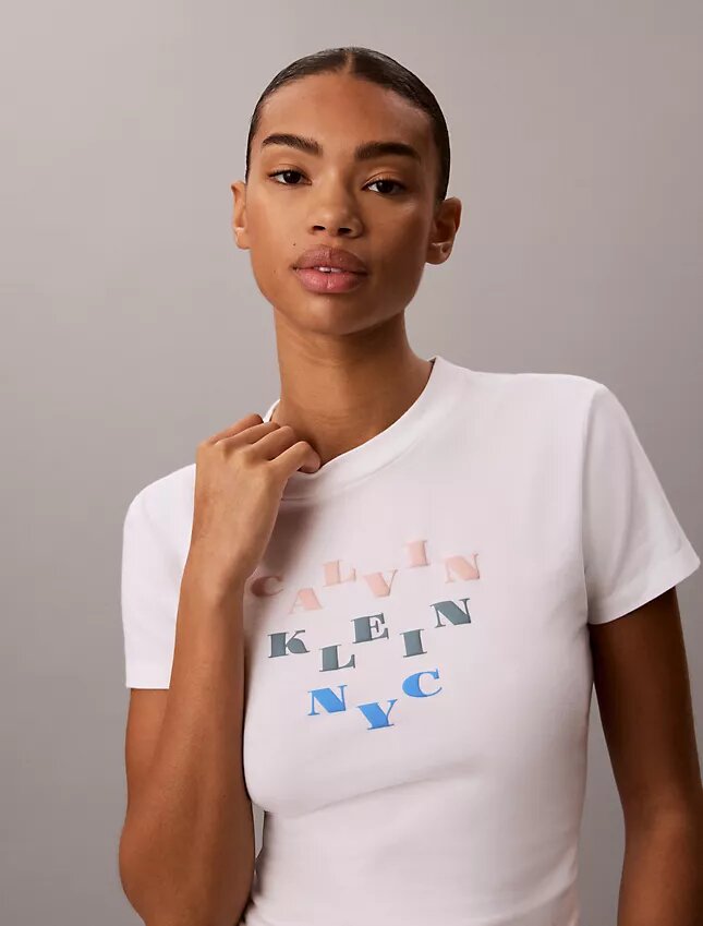 Camiseta ajustada con logo en capas Camiseta ajustada con logo en capas