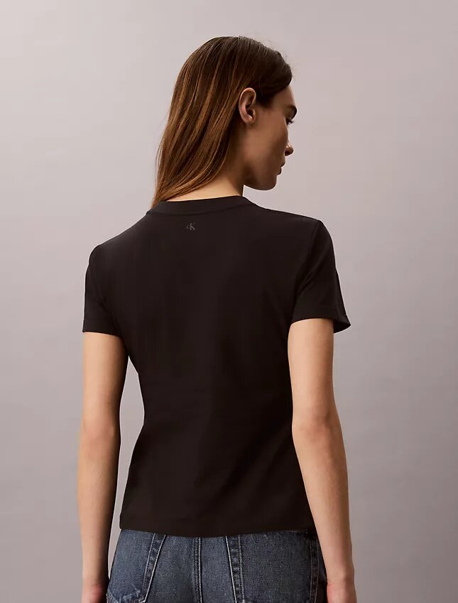 Camiseta ajustada con logo en capas Camiseta ajustada con logo en capas