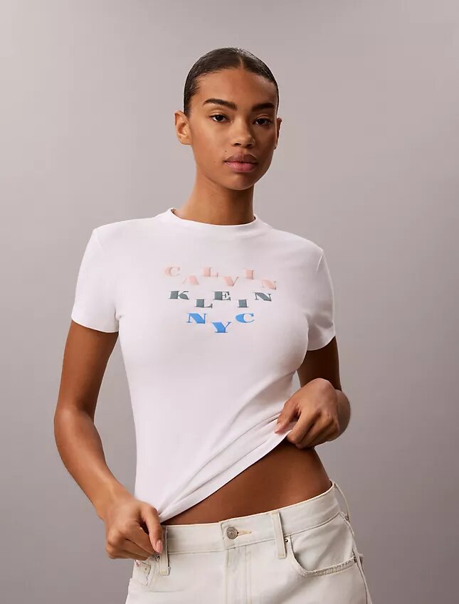 Camiseta ajustada con logo en capas Camiseta ajustada con logo en capas
