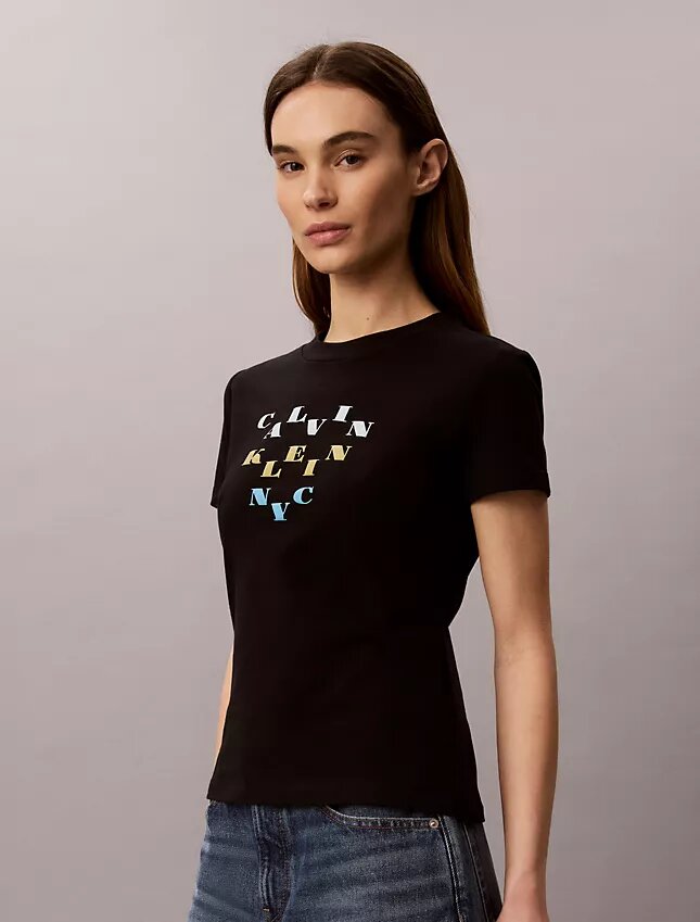 Camiseta ajustada con logo en capas Camiseta ajustada con logo en capas