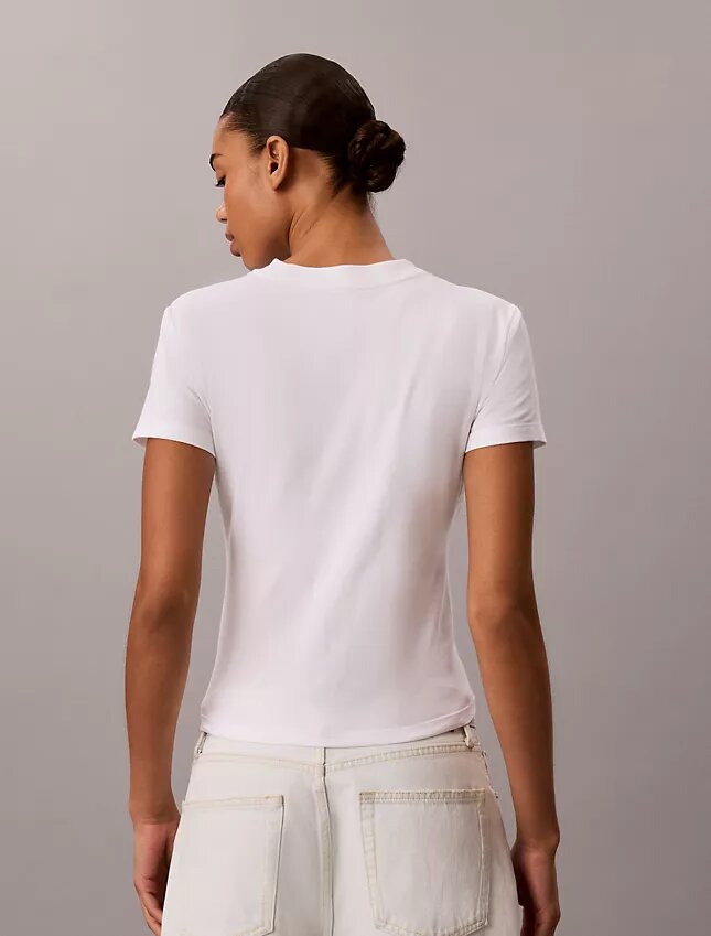 Camiseta ajustada con logo en capas Camiseta ajustada con logo en capas