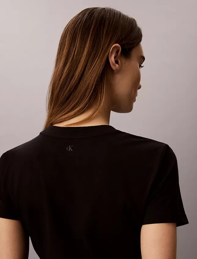 Camiseta ajustada con logo en capas Camiseta ajustada con logo en capas