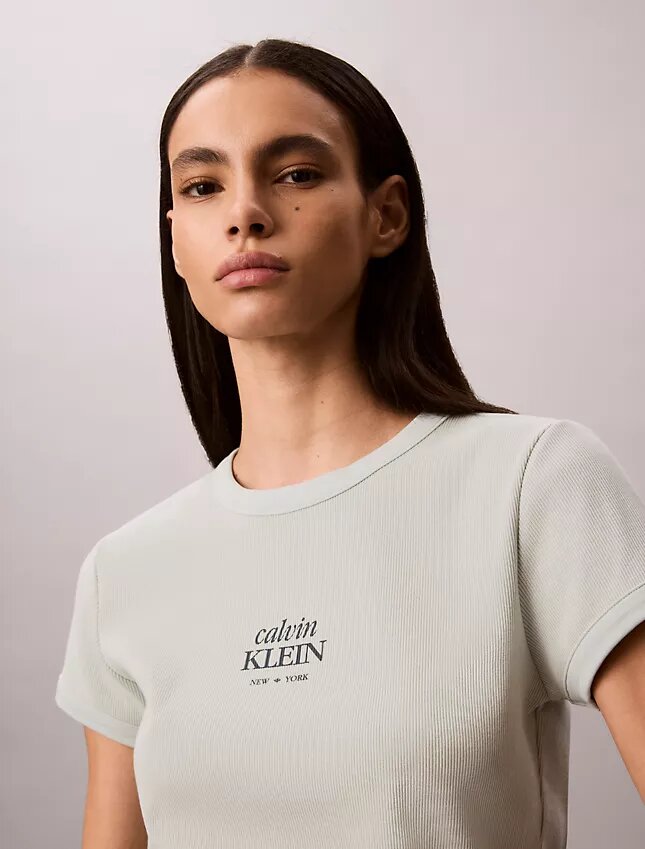 Camiseta ajustada de canalé con gráfico del logotipo Camiseta ajustada de canalé con gráfico del logotipo