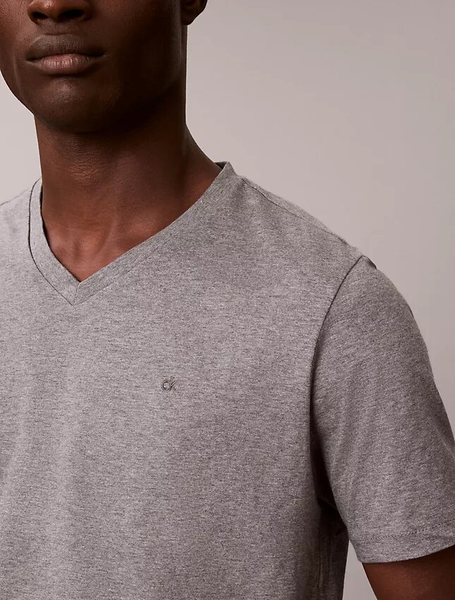 Camiseta clásica con cuello en V Liquid Touch Camiseta clásica con cuello en V Liquid Touch