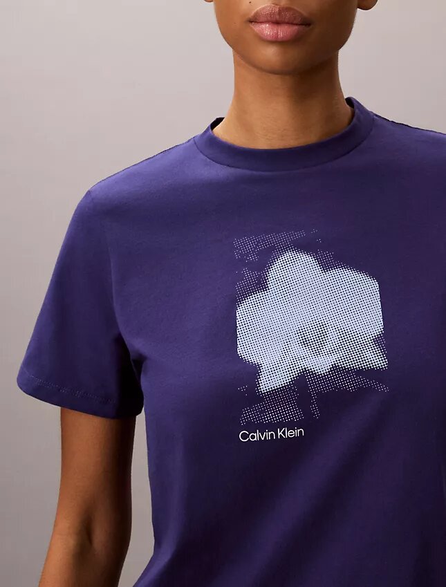 Camiseta clásica con estampado floral difuminado Camiseta clásica con estampado floral difuminado