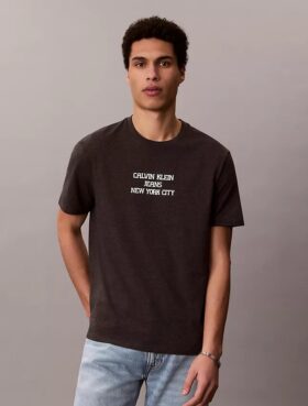 Camiseta clásica con gráfico Ckj