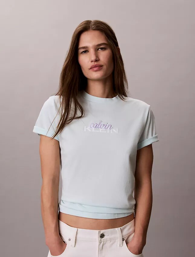 Camiseta clásica con gráfico de logotipo en capas Camiseta clásica con gráfico de logotipo en capas