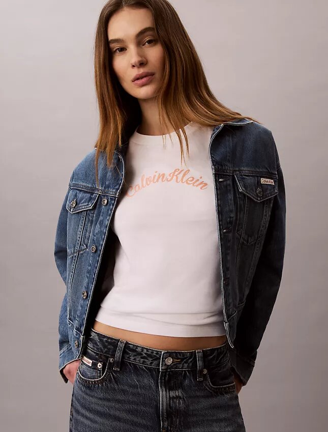 Camiseta clásica con gráfico de logotipo en fieltro Camiseta clásica con gráfico de logotipo en fieltro