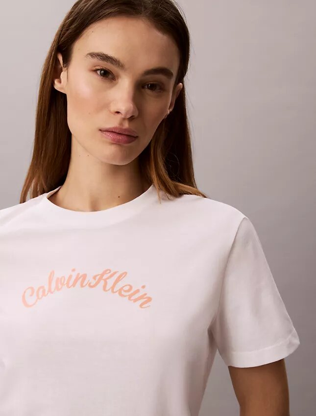 Camiseta clásica con gráfico de logotipo en fieltro Camiseta clásica con gráfico de logotipo en fieltro