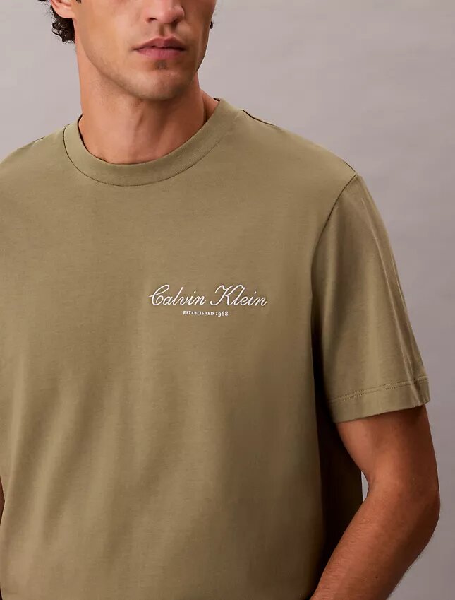 Camiseta clásica con gráfico de logotipo en letra pequeña Camiseta clásica con gráfico de logotipo en letra pequeña