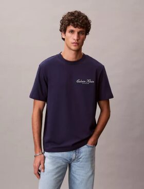 Camiseta clásica con gráfico del logotipo en letra pequeña