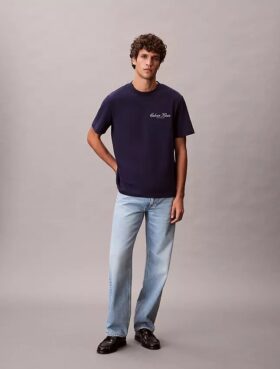 Camiseta clásica con gráfico del logotipo en letra pequeña