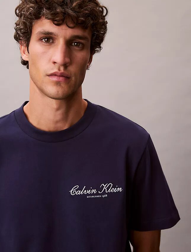 Camiseta clásica con gráfico del logotipo en letra pequeña Camiseta clásica con gráfico del logotipo en letra pequeña