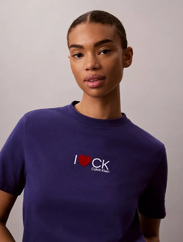 Camiseta clásica con logo de corazón Camiseta clásica con logo de corazón