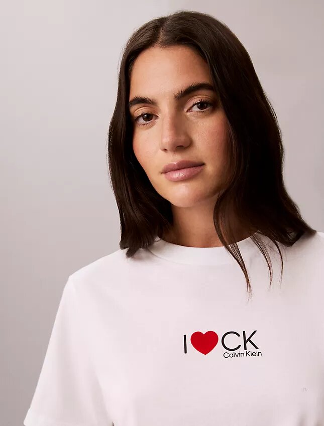 Camiseta clásica con logo de corazón Camiseta clásica con logo de corazón
