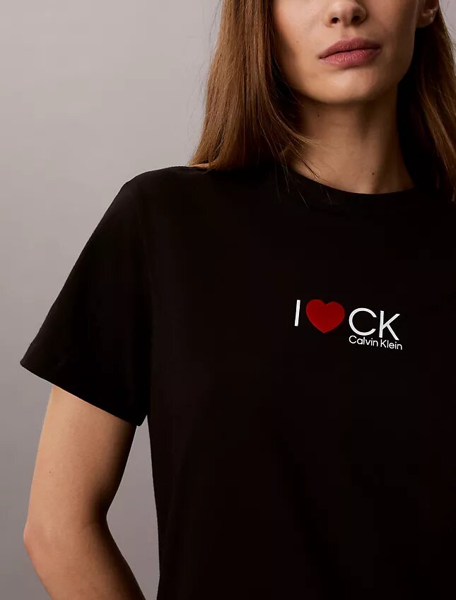 Camiseta clásica con logo de corazón Camiseta clásica con logo de corazón