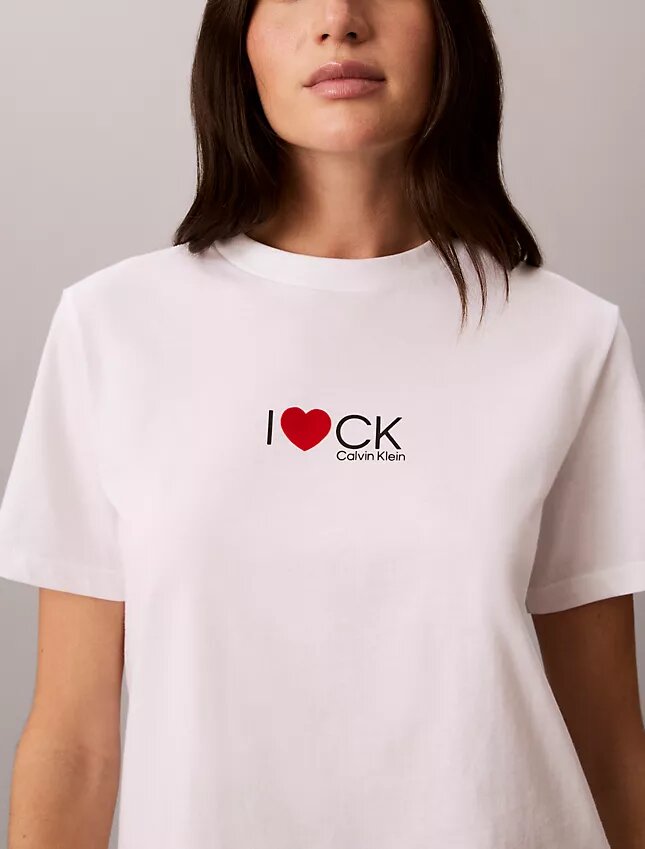 Camiseta clásica con logo de corazón Camiseta clásica con logo de corazón