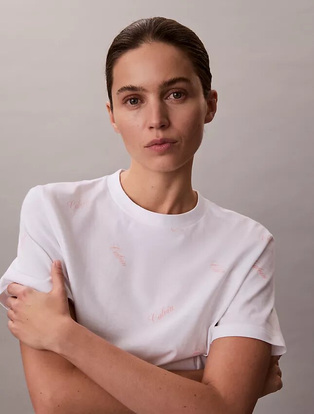 Camiseta clásica con logotipo en letra cursiva por toda la prenda Camiseta clásica con logotipo en letra cursiva por toda la prenda