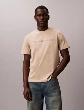 Camiseta clásica con logotipo en relieve