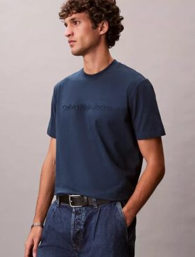 Camiseta clásica con logotipo en relieve