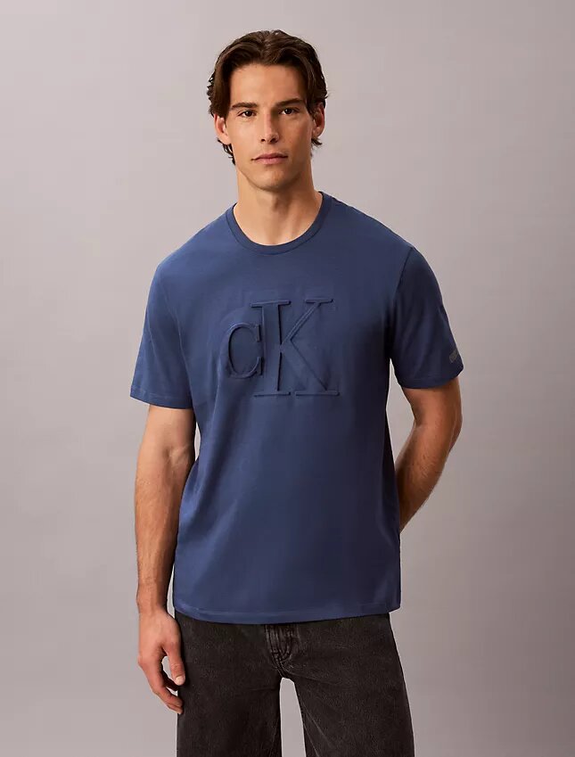 Camiseta clásica con Monogram en relieve Camiseta clásica con Monogram en relieve