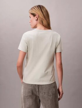 Camiseta con cuello en V y escudo CK bordado