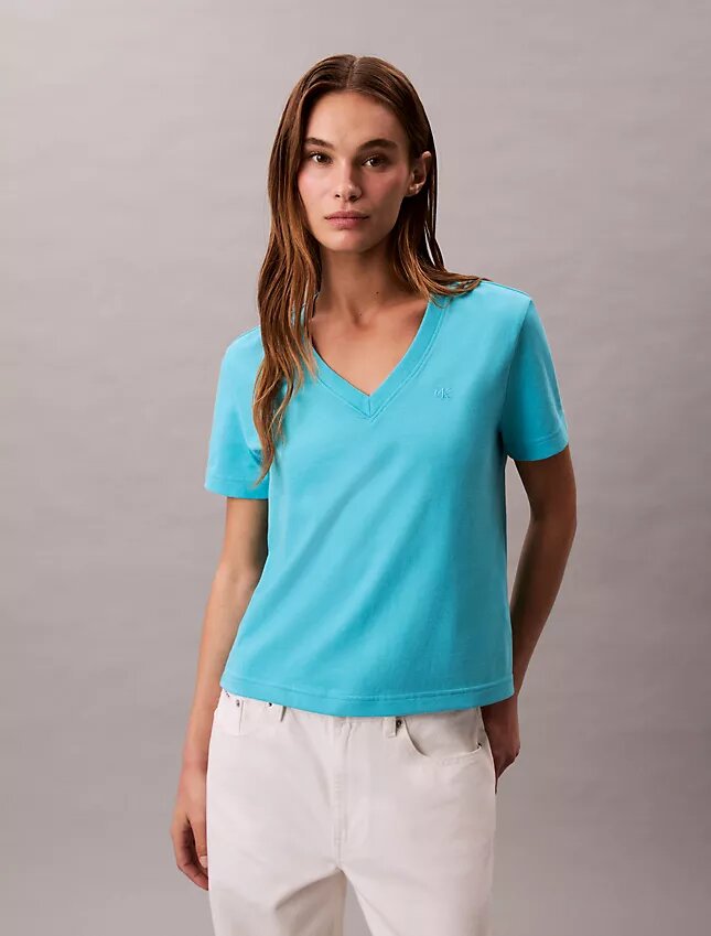 Camiseta con cuello en V y Monogram Camiseta con cuello en V y Monogram
