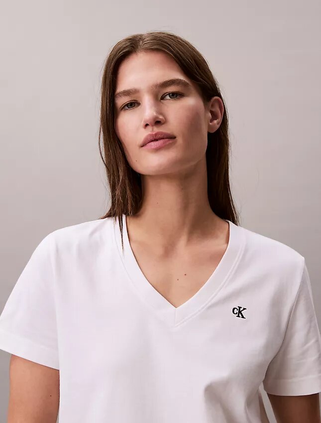 Camiseta con cuello en V y Monogram Camiseta con cuello en V y Monogram
