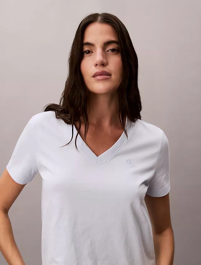 Camiseta con cuello en V y Monogram Camiseta con cuello en V y Monogram
