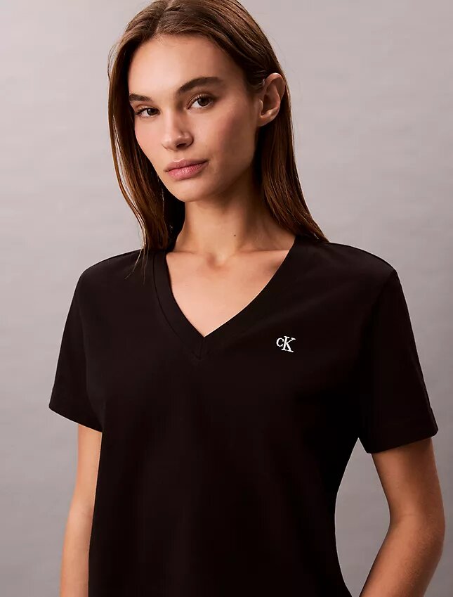 Camiseta con cuello en V y Monogram Camiseta con cuello en V y Monogram