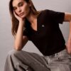 Camiseta con cuello en V y Monogram Camiseta con cuello en V y Monogram