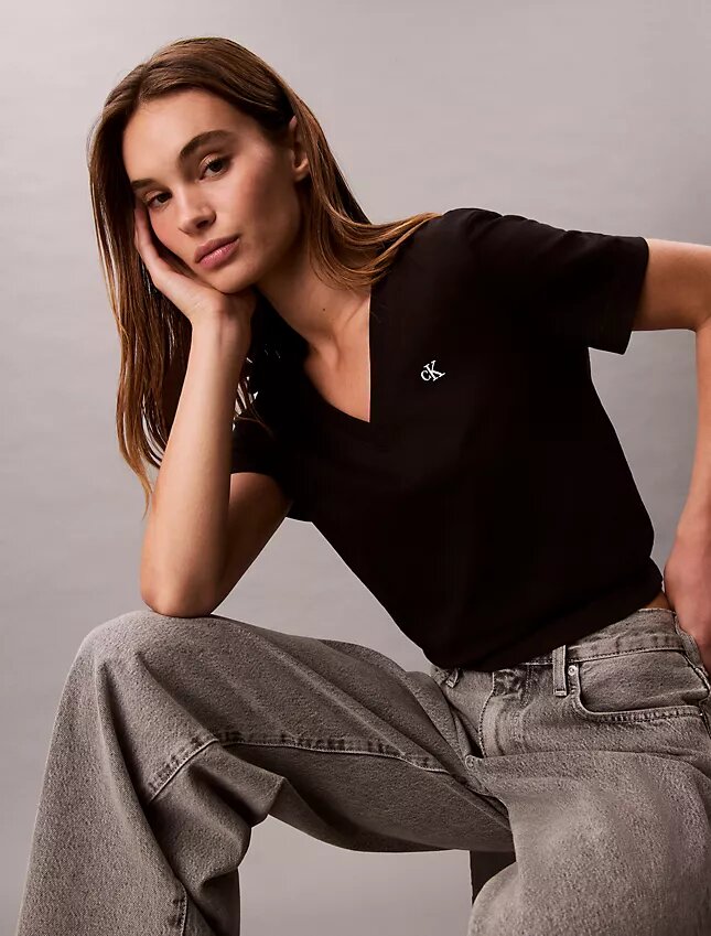 Camiseta con cuello en V y Monogram Camiseta con cuello en V y Monogram