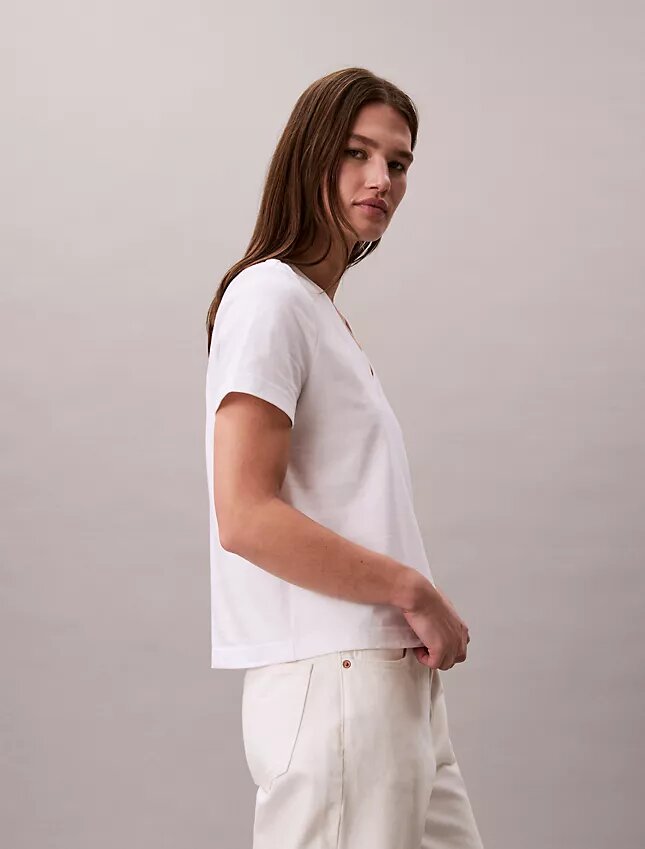 Camiseta con cuello en V y Monogram Camiseta con cuello en V y Monogram