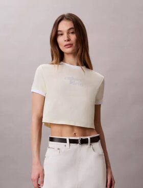 Camiseta corta con cuello redondo y gráfico del logotipo