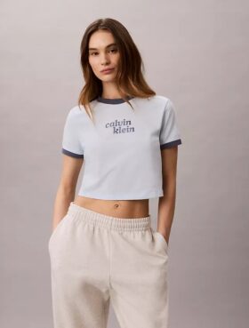 Camiseta corta con cuello redondo y gráfico del logotipo