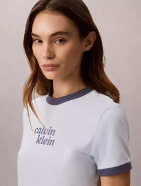 Camiseta corta con cuello redondo y gráfico del logotipo