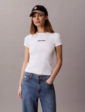 Camiseta corta con logo y ribete contorneado