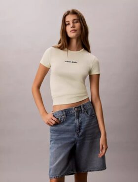 Camiseta corta con logo y ribete contorneado